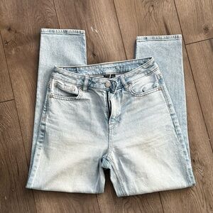 American Eagle Mom Jean Strigid 2 Short Light Wash Faded Straight Leg Denim 2S